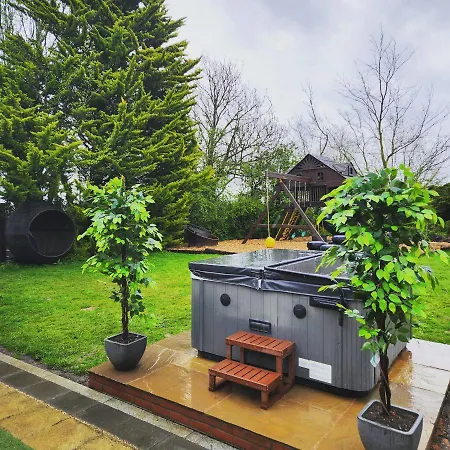 Deluxe 2 Bed Versace Bungalow Hot Tub, Sky Tv, Cinema Screen Saffron Walden Extérieur photo