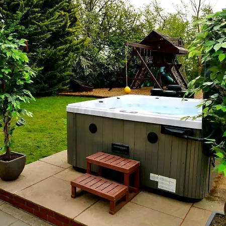 Deluxe 2 Bed Versace Bungalow Hot Tub, Sky Tv, Cinema Screen Saffron Walden Extérieur photo