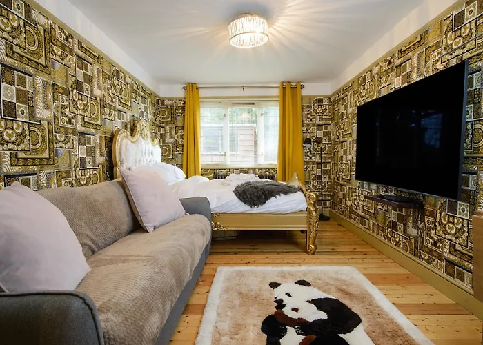 Deluxe 2 Bed Versace Bungalow Hot Tub, Sky Tv, Cinema Screen Saffron Walden