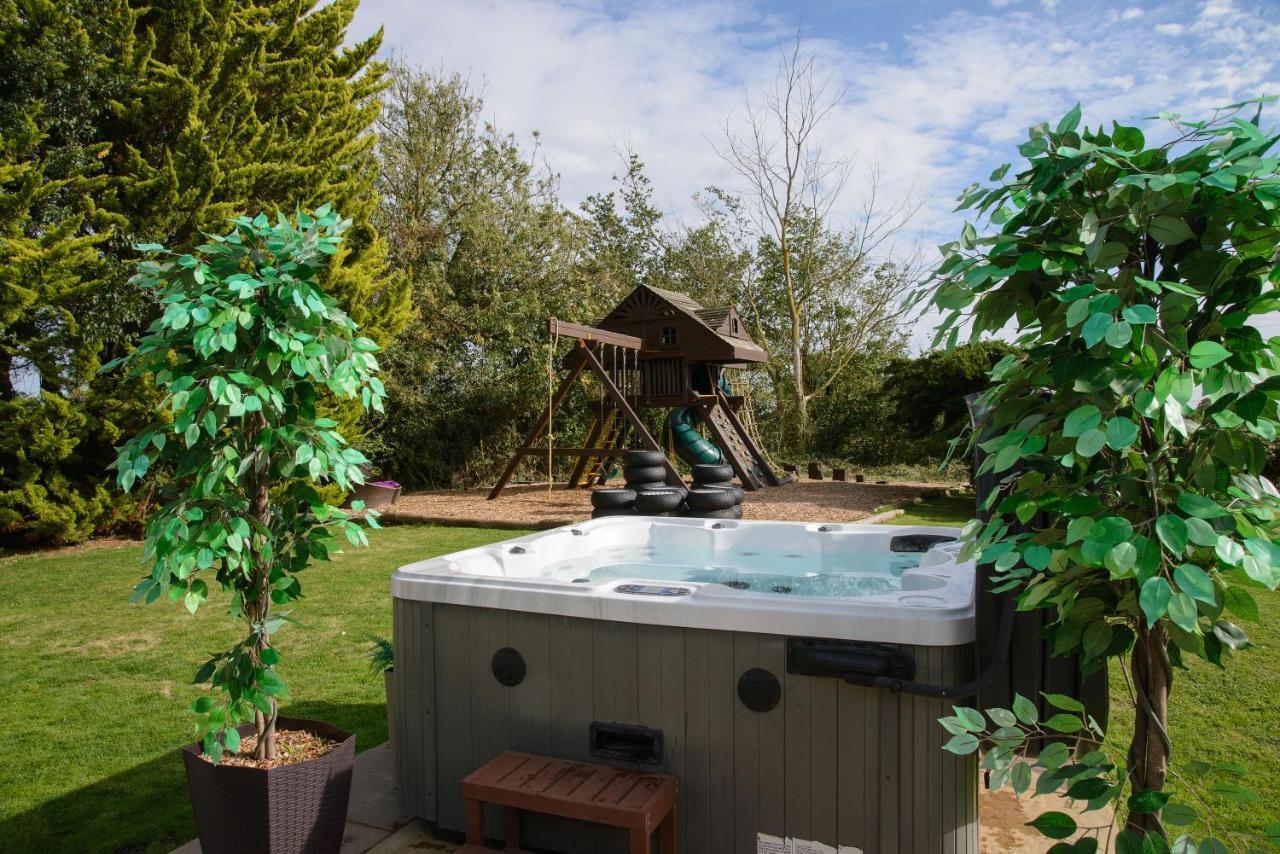Apartment Deluxe 2 Bed Versace Hot Tub, Sky Tv, Cinema Screen