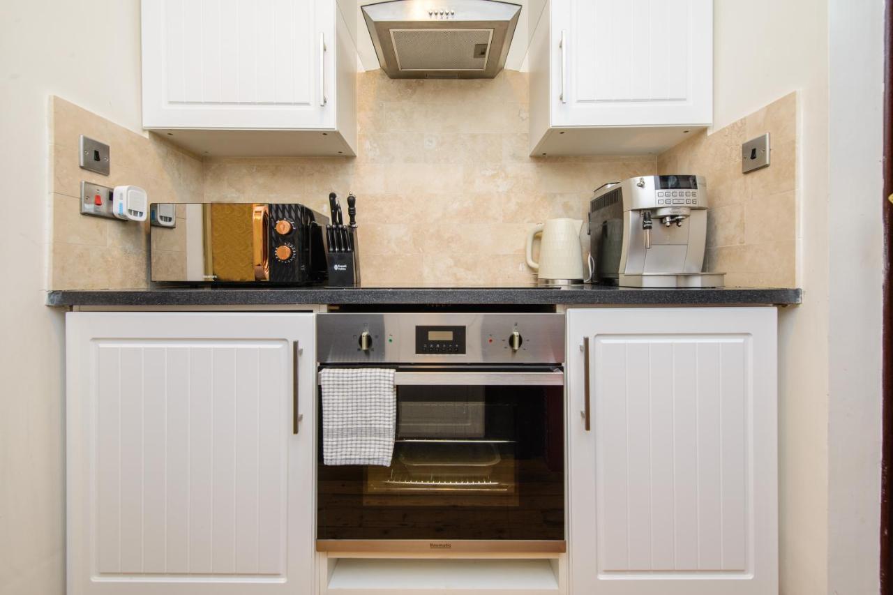 Deluxe 2 Bed Versace Hot Tub, Sky Tv, Cinema Screen Apartment *