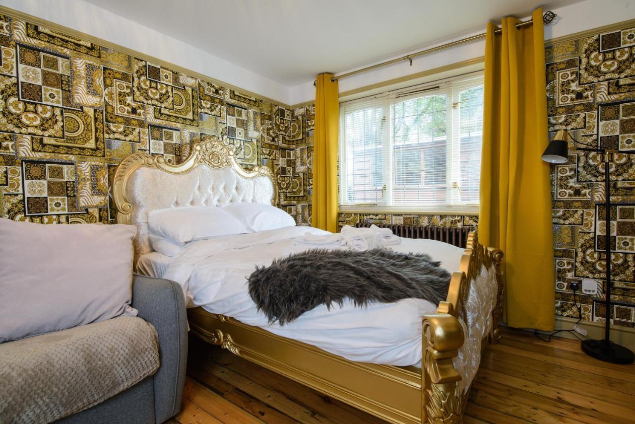Deluxe 2 Bed Versace Hot Tub, Sky Tv, Cinema Screen Apartment Saffron Walden