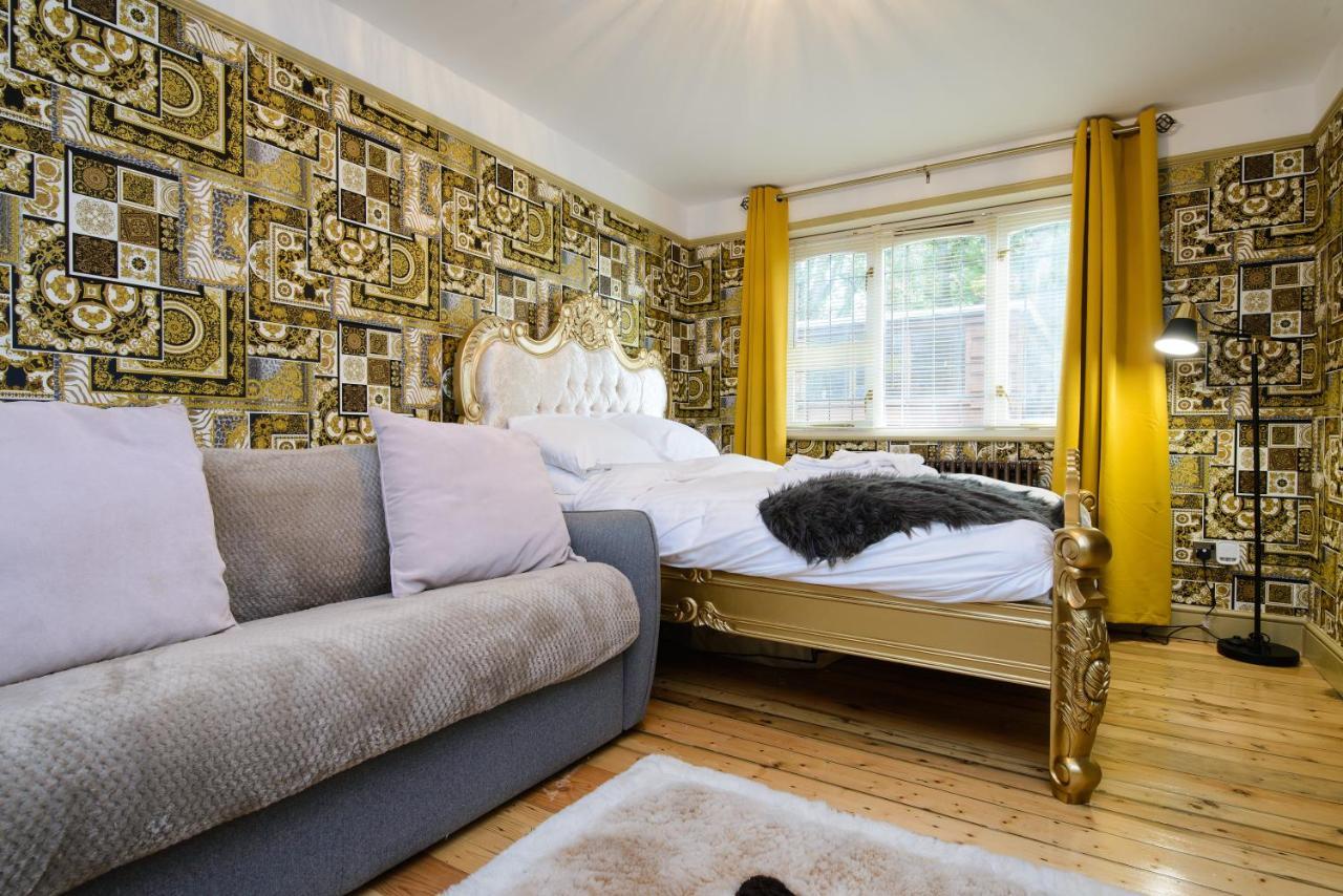 Apartment Deluxe 2 Bed Versace Hot Tub, Sky Tv, Cinema Screen Saffron Walden