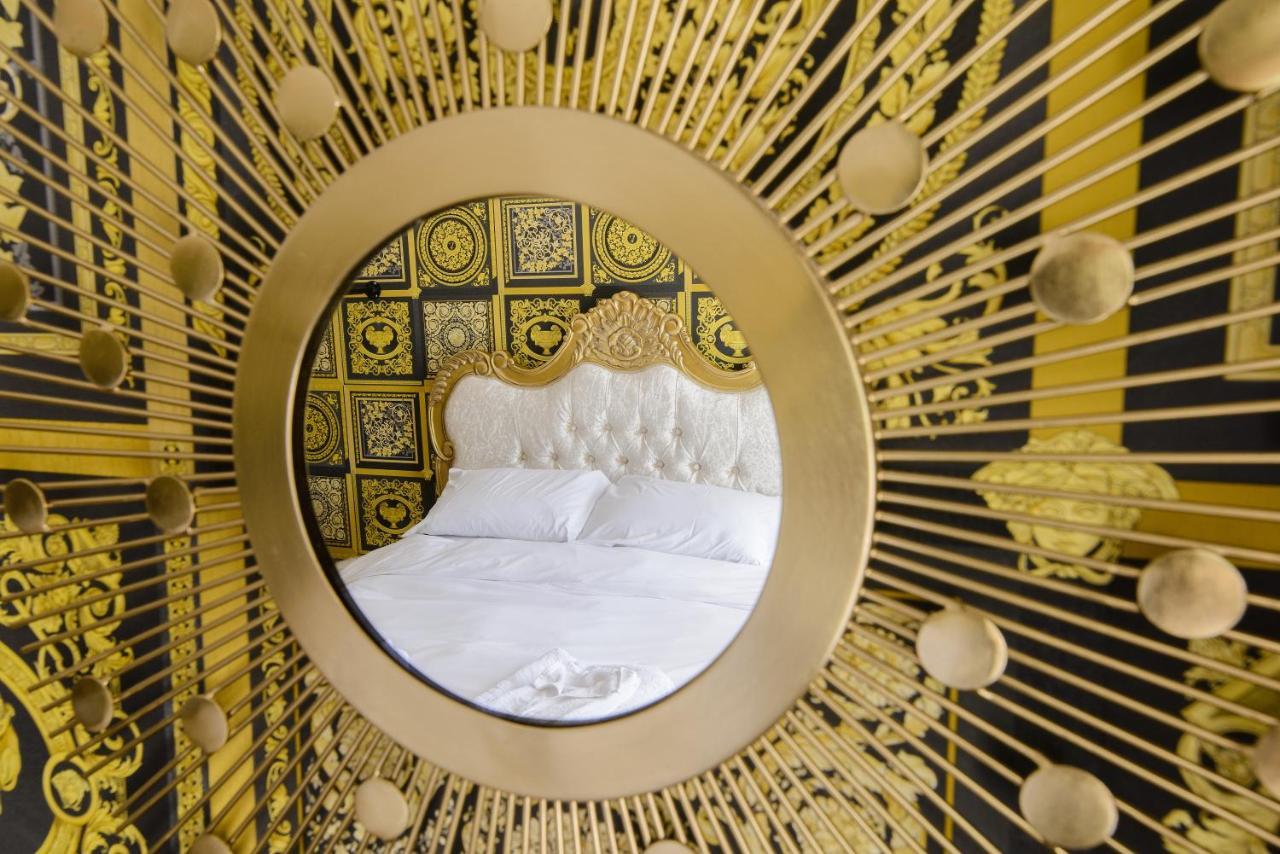 Deluxe 2 Bed Versace Hot Tub, Sky Tv, Cinema Screen Apartment