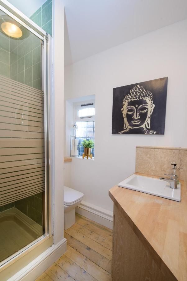 Deluxe 2 Bed Versace Hot Tub, Sky Tv, Cinema Screen