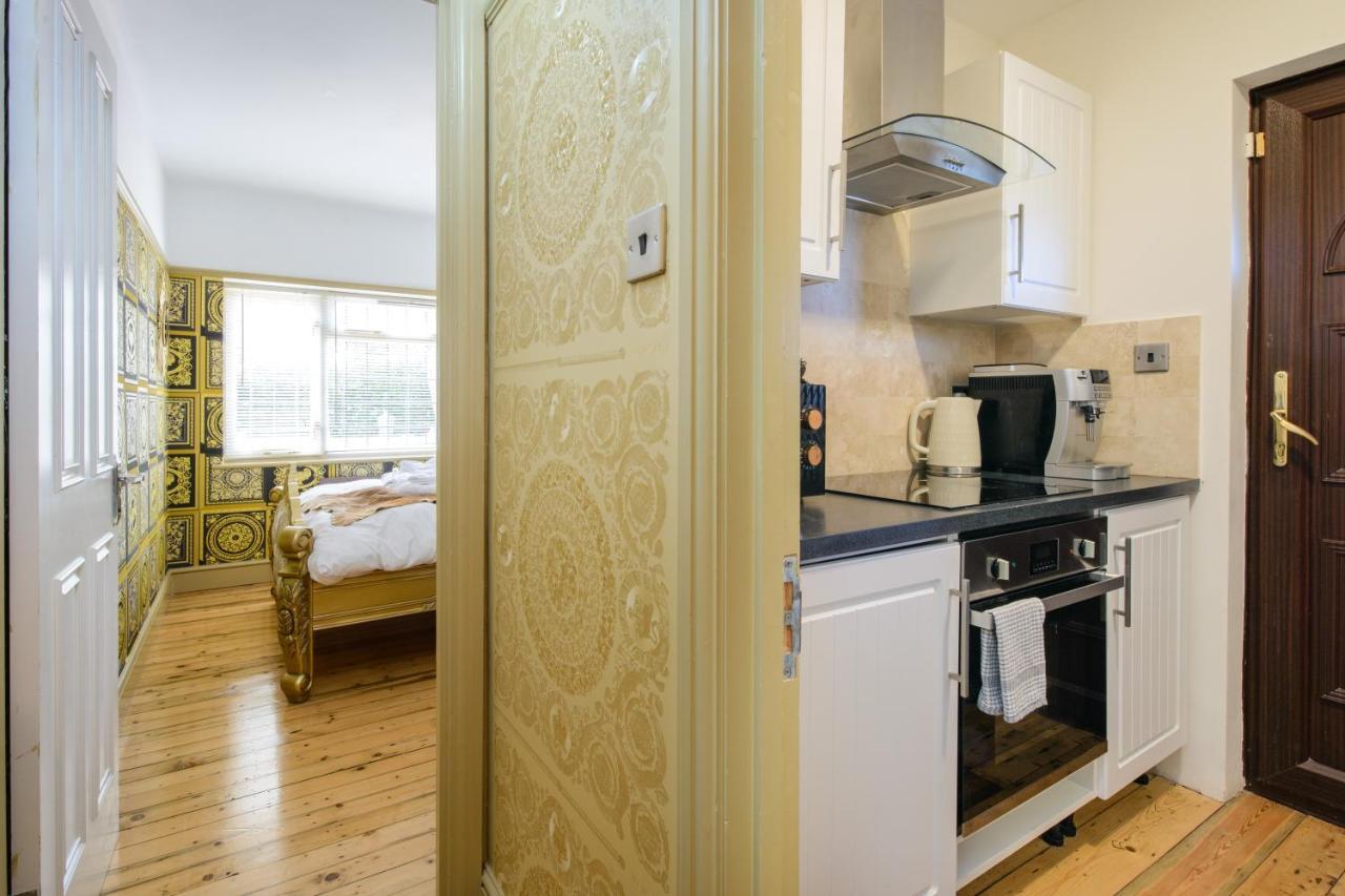 Deluxe 2 Bed Versace Hot Tub, Sky Tv, Cinema Screen