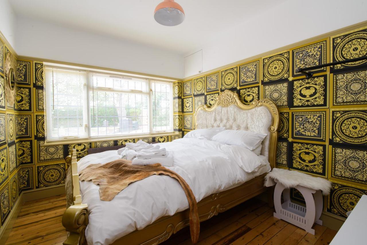 Deluxe 2 Bed Versace Hot Tub, Sky Tv, Cinema Screen
