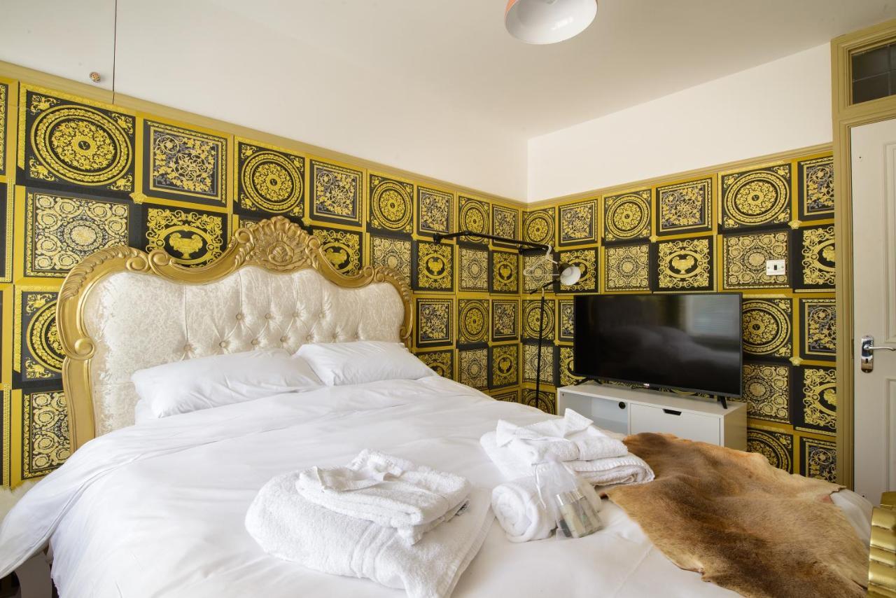 Deluxe 2 Bed Versace Hot Tub, Sky Tv, Cinema Screen Apartment *