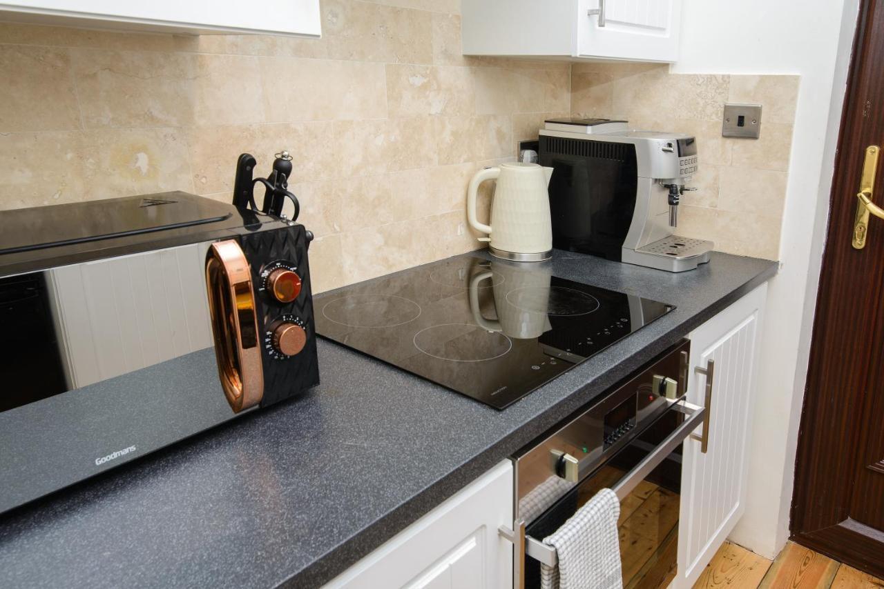 Deluxe 2 Bed Versace Hot Tub, Sky Tv, Cinema Screen Apartment Saffron Walden