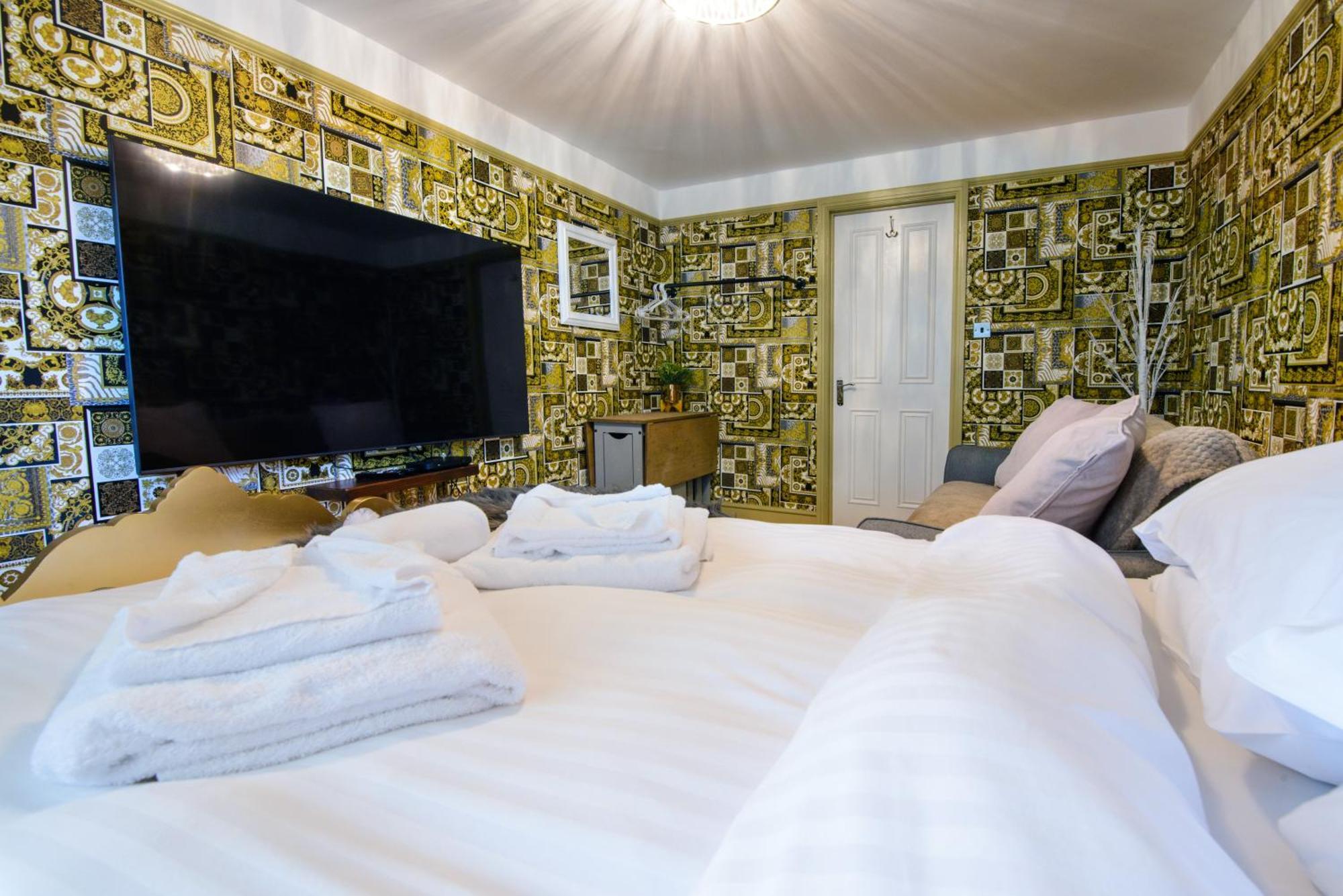 Deluxe 2 Bed Versace Hot Tub, Sky Tv, Cinema Screen Apartment *