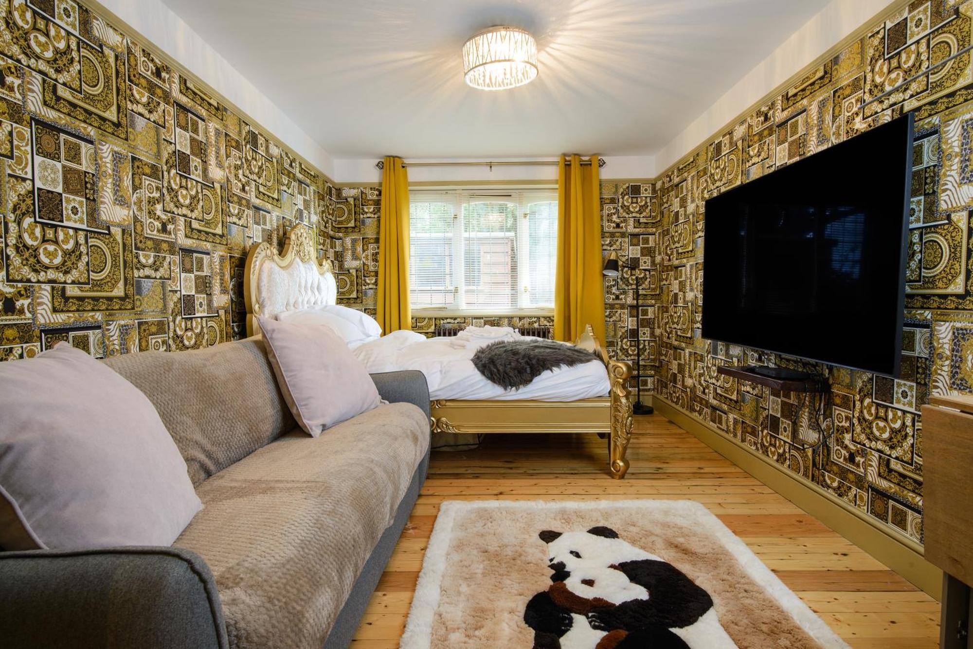 Deluxe 2 Bed Versace Hot Tub, Sky Tv, Cinema Screen * Saffron Walden